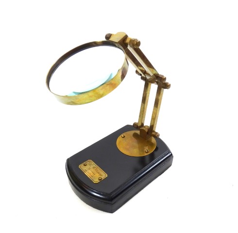 lupa-na-drewnianej-podstawie-mg4